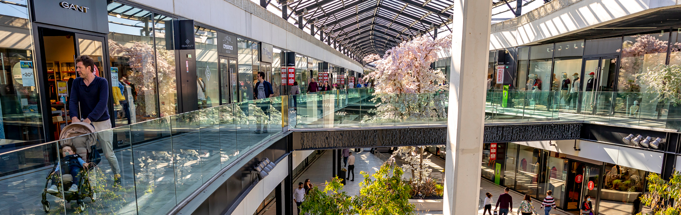 Photo du centre commercial One Nation Paris au printemps, les allées du centre, magasin outlet Paris