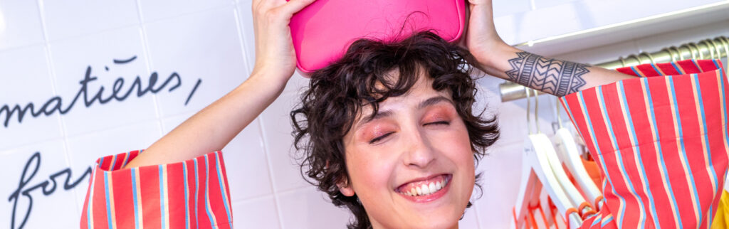 Imagen de una mujer feliz dirigiéndose al centro comercial One Nation de París para las rebajas de verano de 2023